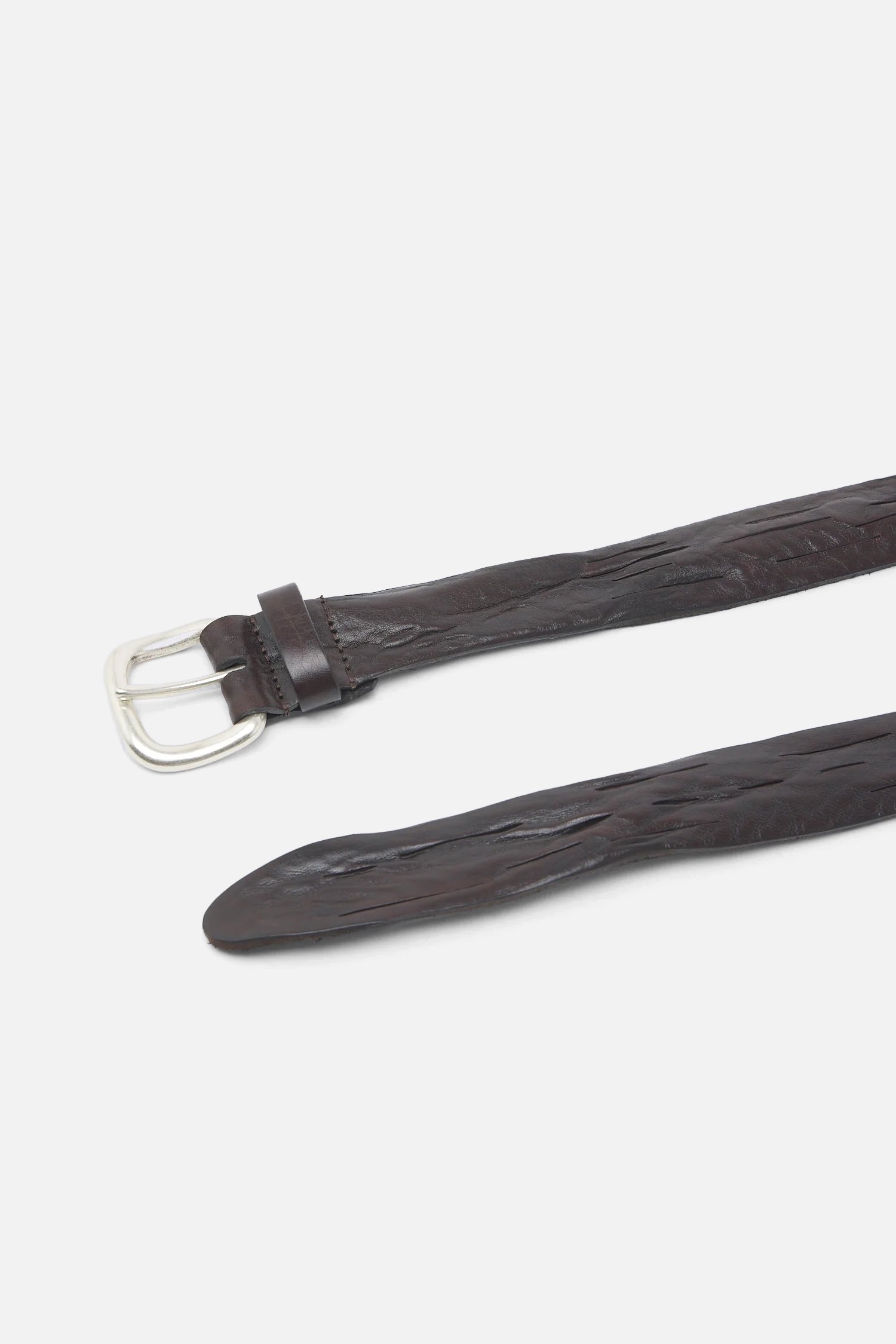 Cinturón con hebilla desgastada