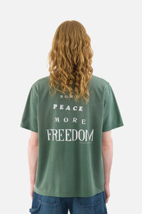 もっと平和に、もっと自由にTシャツ